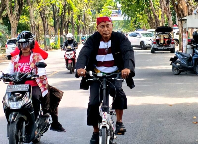 Kepala Dinas Pendidikan dan Kebudayaan (Disdikbud) Pamekasan, Basri Yulianto naik sepeda saat berangkat ke kantor. (DOK. KLIKMADURA)