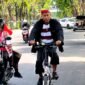 Kepala Dinas Pendidikan dan Kebudayaan (Disdikbud) Pamekasan, Basri Yulianto naik sepeda saat berangkat ke kantor. (DOK. KLIKMADURA)