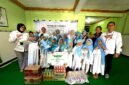 Perwakilan PT. Pegadaian Syariah Kanwil XII Surabaya foto bersama anak yatim usai penyerahan bantuan. (KLIKMADURA)
