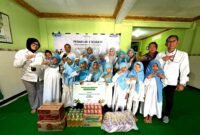 Perwakilan PT. Pegadaian Syariah Kanwil XII Surabaya foto bersama anak yatim usai penyerahan bantuan. (KLIKMADURA)