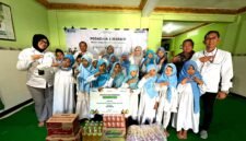 Perwakilan PT. Pegadaian Syariah Kanwil XII Surabaya foto bersama anak yatim usai penyerahan bantuan. (KLIKMADURA)