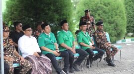 Ketua PC Ansor Sumenep K. Qumri Rahman (tengah) bersama Ketua PW Ansor Jatim Musaffa Syafril dalam sebuah acara. (DOK. KLIKMADURA)