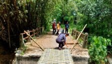 Sejumlah warga berada di jembatan rusak yang dipasangi bambu, tepatnya di Desa Pangorayan, Kecamatan Proppo, Pamekasan. (LAILIYATUN NURIYAH / KLIKMADURA)