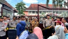 Sekda Pamekasan, Taufikurrachman (pegang mik) saat menemui massa aksi demonstrasi di depan Kantor Bupati Pamekasan. (MOH. IQBALUL KHAVEI MZ / KLIKMADURA)