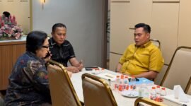 Wabup Pamekasan H. Sukriyanto didampingi anggota DPRD Pamekasan Rosyid Fansori berbincang dengan anggota Komisi IX DPR RI, Irma Suryani Chaniago perihal layanan chatlab di RSUD Pamekasan. (ISTIMEWA)