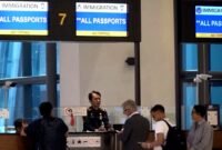 Petugas Imigrasi melayani warga di salah satu bandara. (DOK. KLIKMADURA)