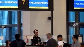 Petugas Imigrasi melayani warga di salah satu bandara. (DOK. KLIKMADURA)