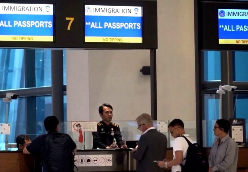 Petugas Imigrasi melayani warga di salah satu bandara. (DOK. KLIKMADURA)