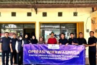 Tim Operasi Wirawaspada, Kantor Imigrasi Kelas II Non TPI Pamekasan foto bersama usai menggelar operasi. (DOK. KLIKMADURA)