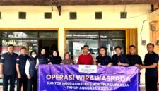 Tim Operasi Wirawaspada, Kantor Imigrasi Kelas II Non TPI Pamekasan foto bersama usai menggelar operasi. (DOK. KLIKMADURA)