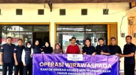 Tim Operasi Wirawaspada, Kantor Imigrasi Kelas II Non TPI Pamekasan foto bersama usai menggelar operasi. (DOK. KLIKMADURA)