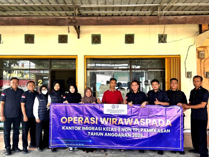 Tim Operasi Wirawaspada, Kantor Imigrasi Kelas II Non TPI Pamekasan foto bersama usai menggelar operasi. (DOK. KLIKMADURA)