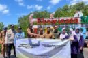 Pengurus AJP beserta para pecinta lingkungan melepas burung ke alam liar sebelum aksi penanaman mangrove di Eduwisata Mangrove, Desa Tambung, Kecamatan Galis, Pamekasan. (MOH. IQBALUL KHAVEI MZ / KLIKMADURA)