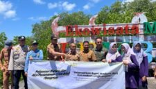 Pengurus AJP beserta para pecinta lingkungan melepas burung ke alam liar sebelum aksi penanaman mangrove di Eduwisata Mangrove, Desa Tambung, Kecamatan Galis, Pamekasan. (MOH. IQBALUL KHAVEI MZ / KLIKMADURA)