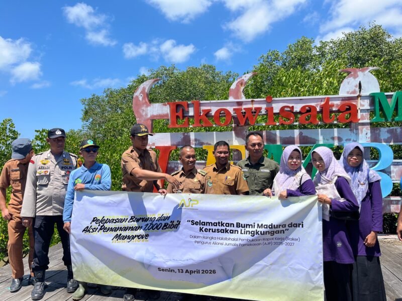 Pengurus AJP beserta para pecinta lingkungan melepas burung ke alam liar sebelum aksi penanaman mangrove di Eduwisata Mangrove, Desa Tambung, Kecamatan Galis, Pamekasan. (MOH. IQBALUL KHAVEI MZ / KLIKMADURA)