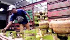 Pekerja menata tabung gas LPG 3 kilogram sebelum didistribusikan kepada masyarakat. (LAILIYATUN NURIYAH / KLIKMADURA)