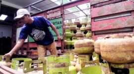 Pekerja menata tabung gas LPG 3 kilogram sebelum didistribusikan kepada masyarakat. (LAILIYATUN NURIYAH / KLIKMADURA)