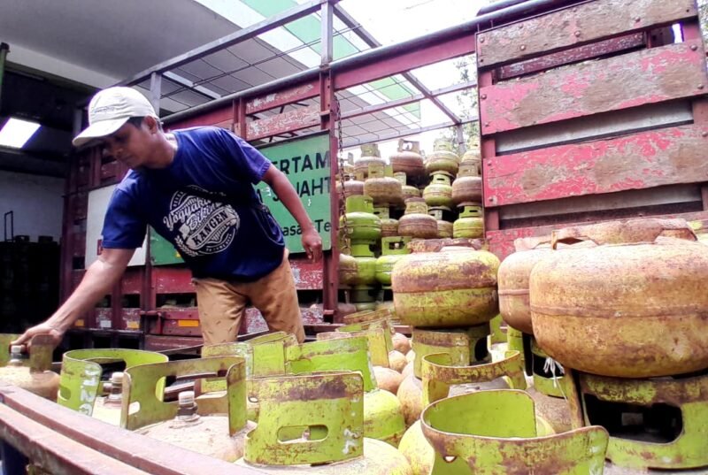 Pekerja menata tabung gas LPG 3 kilogram sebelum didistribusikan kepada masyarakat. (LAILIYATUN NURIYAH / KLIKMADURA)