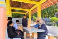 Kepala SRMP 29 Pamekasan, Aisyah Minarni Mukti bincang santai dengan para siswa. (LAILIYATUN NURIYAH / KLIKMADURA)