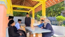 Kepala SRMP 29 Pamekasan, Aisyah Minarni Mukti bincang santai dengan para siswa. (LAILIYATUN NURIYAH / KLIKMADURA)