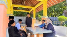 Kepala SRMP 29 Pamekasan, Aisyah Minarni Mukti bincang santai dengan para siswa. (LAILIYATUN NURIYAH / KLIKMADURA)