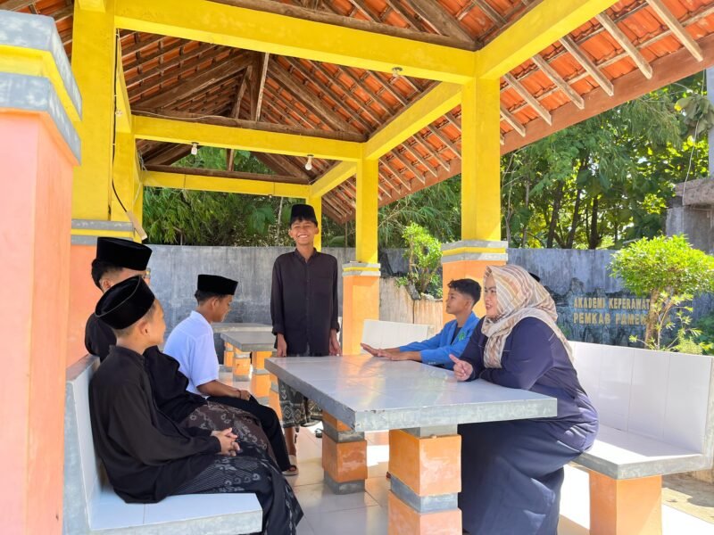 Kepala SRMP 29 Pamekasan, Aisyah Minarni Mukti bincang santai dengan para siswa. (LAILIYATUN NURIYAH / KLIKMADURA)