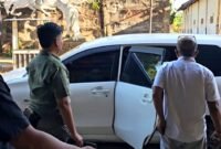 Mantan anggota DPRD Sumenep berinisial L (baju putih) saat diamankan Polres Pamekasan. (POLRES PAMEKASAN FOR KLIKMADURA)