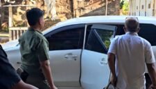 Mantan anggota DPRD Sumenep berinisial L (baju putih) saat diamankan Polres Pamekasan. (POLRES PAMEKASAN FOR KLIKMADURA)