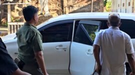 Mantan anggota DPRD Sumenep berinisial L (baju putih) saat diamankan Polres Pamekasan. (POLRES PAMEKASAN FOR KLIKMADURA)