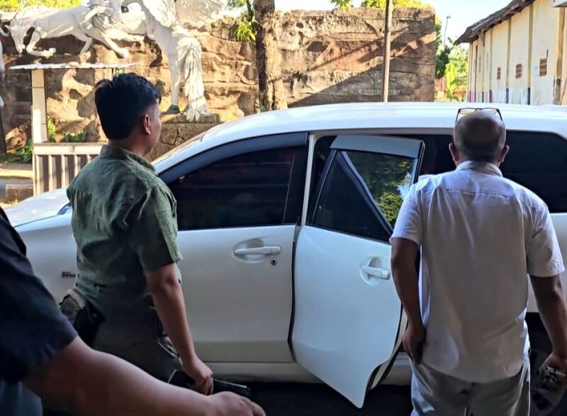 Mantan anggota DPRD Sumenep berinisial L (baju putih) saat diamankan Polres Pamekasan. (POLRES PAMEKASAN FOR KLIKMADURA)