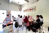 Para pegiat literasi booktalkzone Pamekasan mendiskusikan buku tentang Madura di salah satu kafe di Kelurahan Lawangan Daya , Pamekasan (LAILIYATUN NURIYAH/KLIK MADURA).
