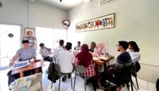Para pegiat literasi booktalkzone Pamekasan mendiskusikan buku tentang Madura di salah satu kafe di Kelurahan Lawangan Daya , Pamekasan (LAILIYATUN NURIYAH/KLIK MADURA).

