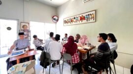 Para pegiat literasi booktalkzone Pamekasan mendiskusikan buku tentang Madura di salah satu kafe di Kelurahan Lawangan Daya , Pamekasan (LAILIYATUN NURIYAH/KLIK MADURA).
