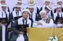 Pemuda asal Pamekasan, Abdul Haq foto bersama dengan Rektor Universitas Al-Ahgaff, Prof. Al Habib Abdullah bin muhammad baharun saat prosesi wisuda. (ISTIMEWA)