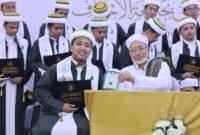 Pemuda asal Pamekasan, Abdul Haq foto bersama dengan Rektor Universitas Al-Ahgaff, Prof. Al Habib Abdullah bin muhammad baharun saat prosesi wisuda. (ISTIMEWA)