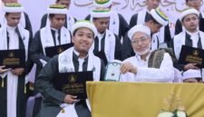 Pemuda asal Pamekasan, Abdul Haq foto bersama dengan Rektor Universitas Al-Ahgaff, Prof. Al Habib Abdullah bin muhammad baharun saat prosesi wisuda. (ISTIMEWA)