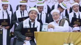 Pemuda asal Pamekasan, Abdul Haq foto bersama dengan Rektor Universitas Al-Ahgaff, Prof. Al Habib Abdullah bin muhammad baharun saat prosesi wisuda. (ISTIMEWA)