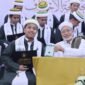 Pemuda asal Pamekasan, Abdul Haq foto bersama dengan Rektor Universitas Al-Ahgaff, Prof. Al Habib Abdullah bin muhammad baharun saat prosesi wisuda. (ISTIMEWA)