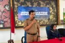 Kepala SMAN 2 Pamekasan, Moh. Arifin didampingi Direktur Klik Madura, Sari Purwati saat pembukaan BTS. (YUSRIL RAHMAN SYAKUR / KLIKMADURA)