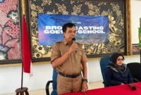 Kepala SMAN 2 Pamekasan, Moh. Arifin didampingi Direktur Klik Madura, Sari Purwati saat pembukaan BTS. (YUSRIL RAHMAN SYAKUR / KLIKMADURA)