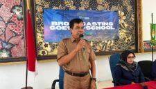 Kepala SMAN 2 Pamekasan, Moh. Arifin didampingi Direktur Klik Madura, Sari Purwati saat pembukaan BTS. (YUSRIL RAHMAN SYAKUR / KLIKMADURA)