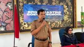 Kepala SMAN 2 Pamekasan, Moh. Arifin didampingi Direktur Klik Madura, Sari Purwati saat pembukaan BTS. (YUSRIL RAHMAN SYAKUR / KLIKMADURA)