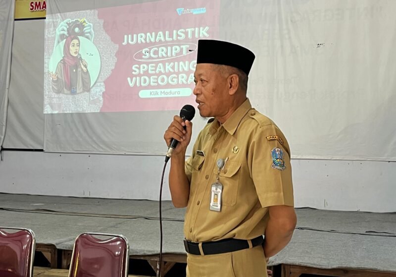 Kepala SMAN 1 Pamekasan, Ali Umar Arhab menyampaikan sambutan saat pembukaan BTS. (YUSRIL RAHMAN SYAKUR / KLIKMADURA)