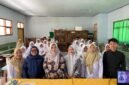Kepala SMAN 1 Galis Pamekasan, Sri Martini didampingi guru foto bersama tim BTS Klik Madura. (ISTIMEWA)