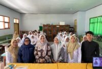Kepala SMAN 1 Galis Pamekasan, Sri Martini didampingi guru foto bersama tim BTS Klik Madura. (ISTIMEWA)