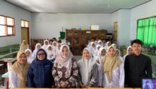 Kepala SMAN 1 Galis Pamekasan, Sri Martini didampingi guru foto bersama tim BTS Klik Madura. (ISTIMEWA)