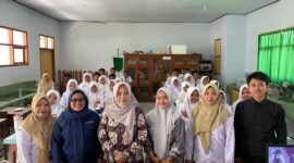 Kepala SMAN 1 Galis Pamekasan, Sri Martini didampingi guru foto bersama tim BTS Klik Madura. (ISTIMEWA)