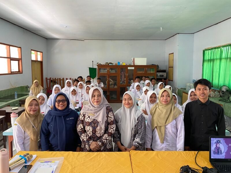 Kepala SMAN 1 Galis Pamekasan, Sri Martini didampingi guru foto bersama tim BTS Klik Madura. (ISTIMEWA)