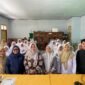 Kepala SMAN 1 Galis Pamekasan, Sri Martini didampingi guru foto bersama tim BTS Klik Madura. (ISTIMEWA)