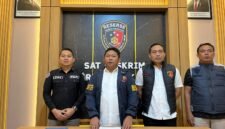 Kasatreskrim Polres Pamekasan, AKP Yoyok Hardianto (tengah) saat konferensi pers, Rabu (22/4/2026). (ISTIMEWA)